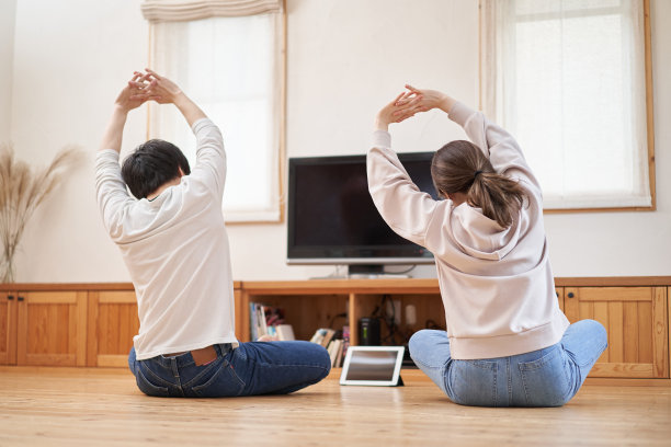 一对亚洲夫妇在家里的客厅里伸展身体图片下载