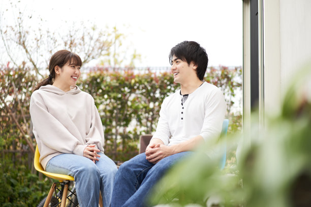 一对亚洲夫妇在花园里聊天图片下载