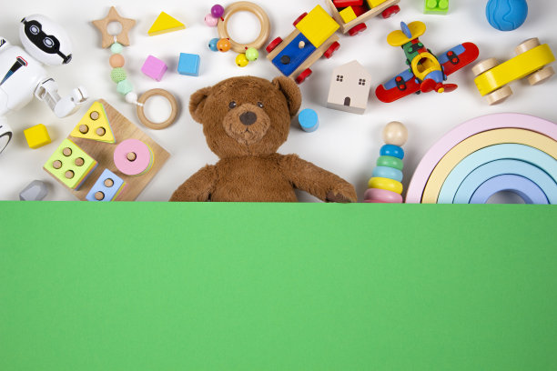 俯视图到婴儿儿童玩具。一套多彩的教育木制和毛绒玩具和空白的绿色背景图片下载