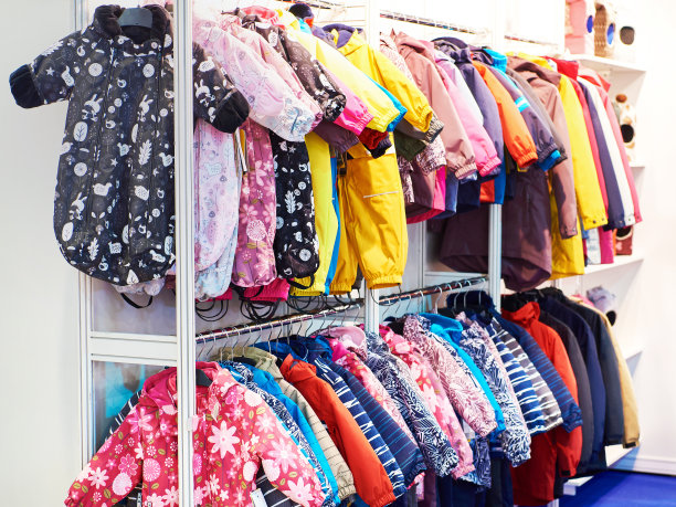 冬天孩子们的雪衣在商店里图片下载