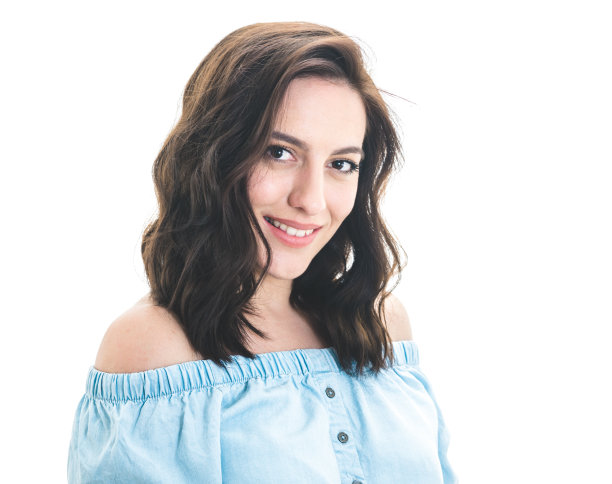 微笑的年轻女子，头和肩膀肖像概念，孤立在白色的背景。笑的漂亮女孩图片下载