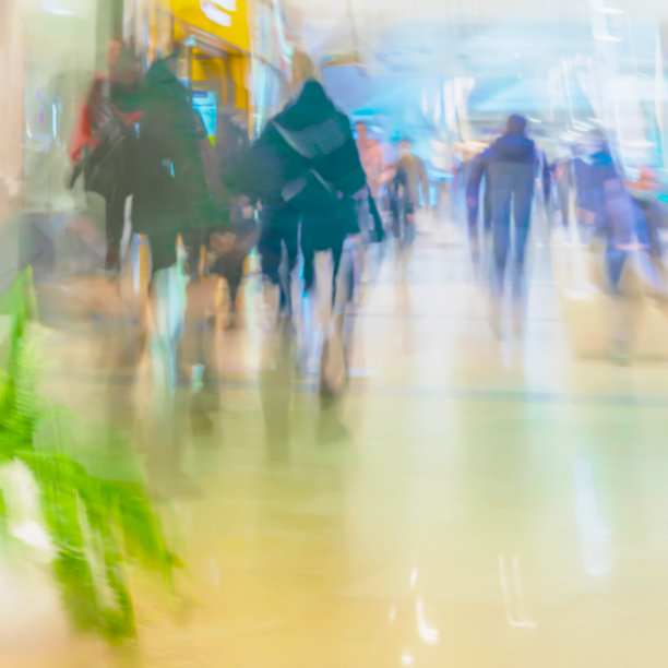 模糊的人们在购物中心冲。丰富多彩的抽象背景图片下载