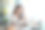 迷人的亚洲女性办公室职员在现代办公室里用笔记本电脑工作，喝着咖啡。图片下载