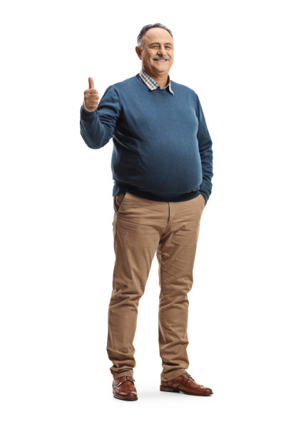 一位快乐的成熟男人做着竖起大拇指手势的全身像图片下载