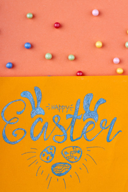 复活节快乐笔迹。黄色的纸上写着复活节快乐的祝福。图片下载
