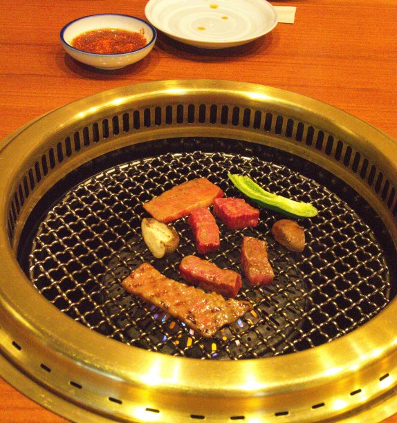 2014年4月9日，日本高山市:日本高山市著名的烧肉饼——优质A5飞驒和牛套餐。日本最好的西冷牛肉之一。图片下载