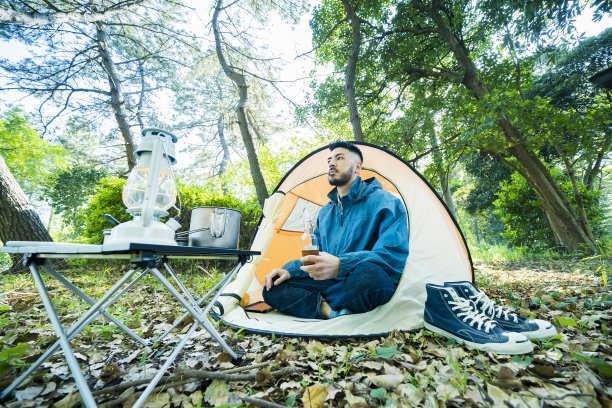 年轻人独自露营图片下载