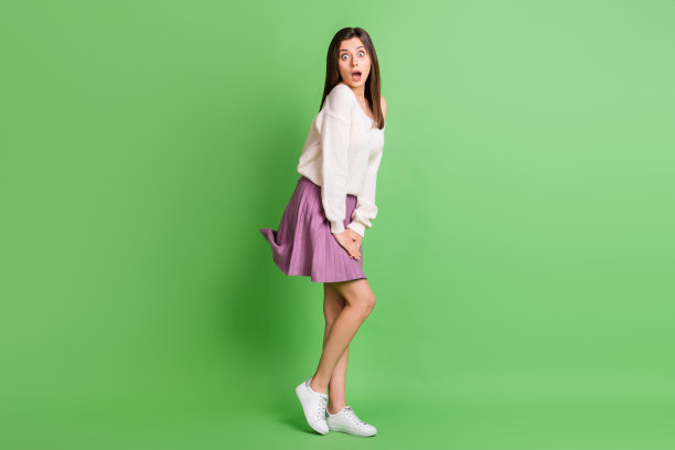 全尺寸的侧面照片年轻的迷人的美丽的震惊惊讶的女孩与开放的嘴孤立在绿色的背景图片下载