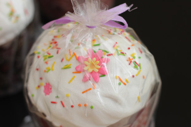 新鲜出炉的复活节蛋糕，用一根绳子绑在透明的包装袋内图片下载
