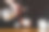 男子将新鲜牛奶倒进木桌上的玻璃杯里图片下载
