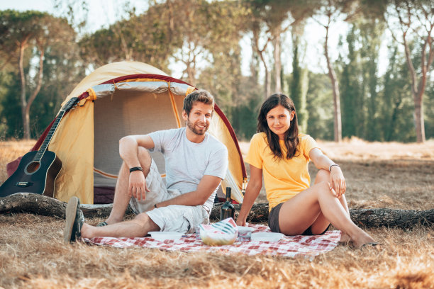 幸福的朋友在露营时微笑图片下载