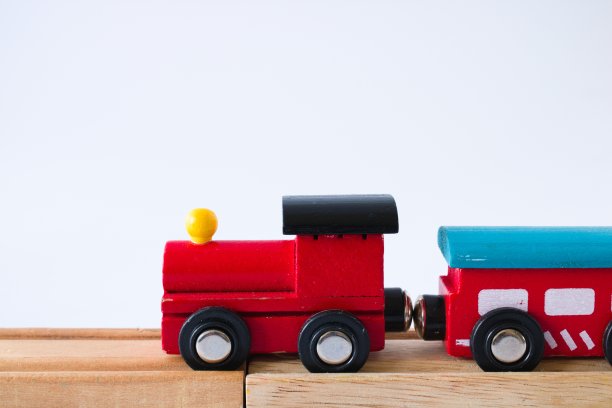 木制玩具火车在木制轨道上孤立在白色的背景上图片下载
