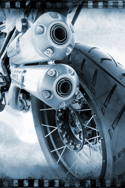 摩托车的后视图与双排气。幻灯片与复古效果图片下载