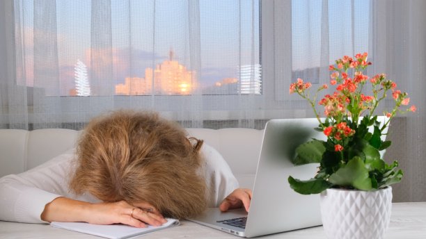 疲惫的职场女性，双手抱头。过度工作，犯错误，压力，抑郁的概念图片下载