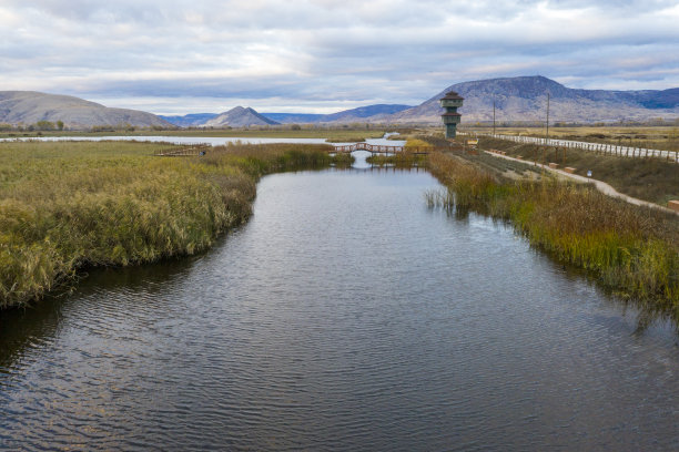 鸟瞰图Kazgolu湖和秋天的颜色在托卡特省图片下载