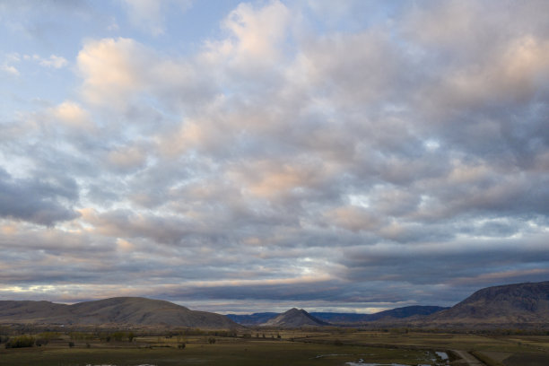 鸟瞰图Kazgolu湖和秋天的颜色在托卡特省图片下载