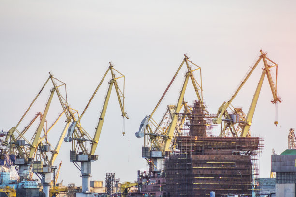 港口船舶修理装车起重机码头航运。物流公司概念图片下载