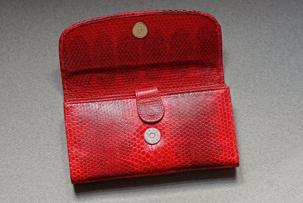 一个红色的大皮夹图片下载