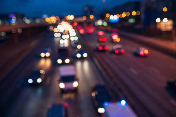 晚上的交通。城市的灯光。运动模糊和散景效果图片下载