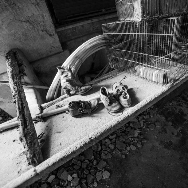 废弃孤儿院的旧鞋，单色的图片下载