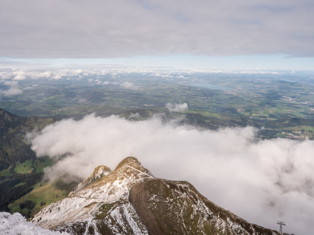 皮拉图斯山上的卢塞恩，在云端图片下载