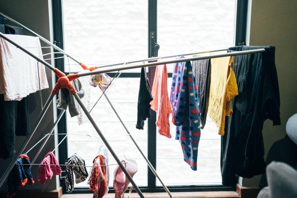 衣服挂在衣架上图片下载