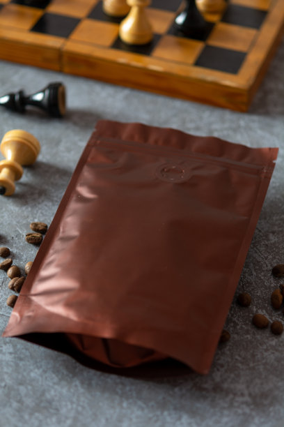 空白咖啡包装，带除气阀，咖啡豆，棋牌，咖啡包装模型，空空间展示您的品牌设计。图片下载