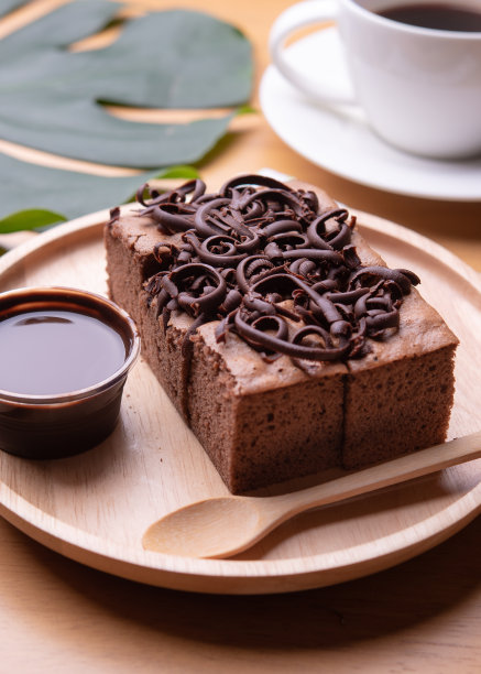 香甜可口的巧克力蛋糕，上面有巧克力酱图片下载