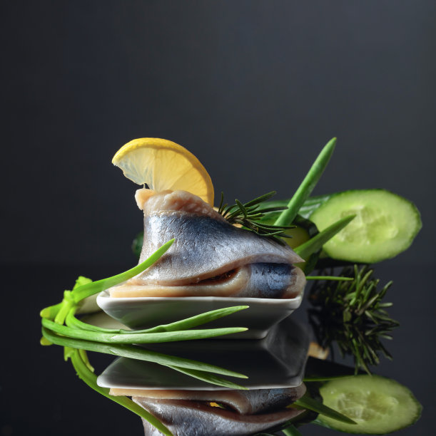 大西洋鲱鱼配柠檬，黄瓜，洋葱和迷迭香。图片下载