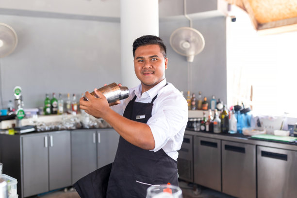 调酒师正在吧台做鸡尾酒。图片下载