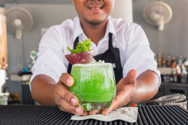 调酒师正在吧台做鸡尾酒。图片下载