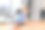 年轻的教练伸展成熟男子的肌肉图片下载