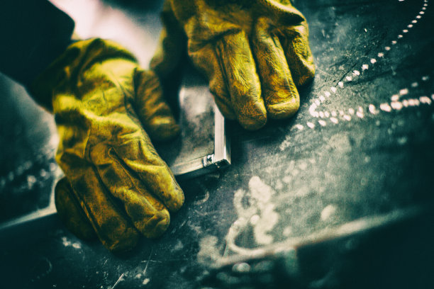 准备焊接用金属。图片下载