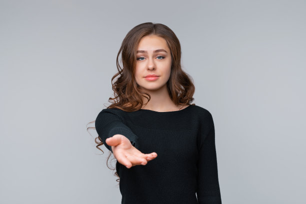 富有同情心的年轻褐发女子主动寻求帮助，手伸向镜头图片下载