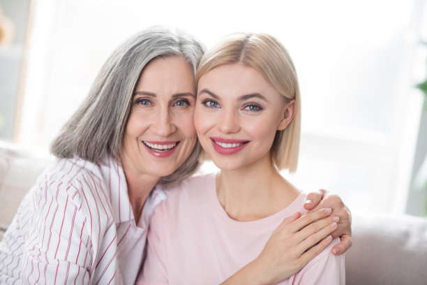 照片开朗，快乐，积极，好女人，家庭，好心情，微笑，和谐，爱室内，室内，家里图片下载