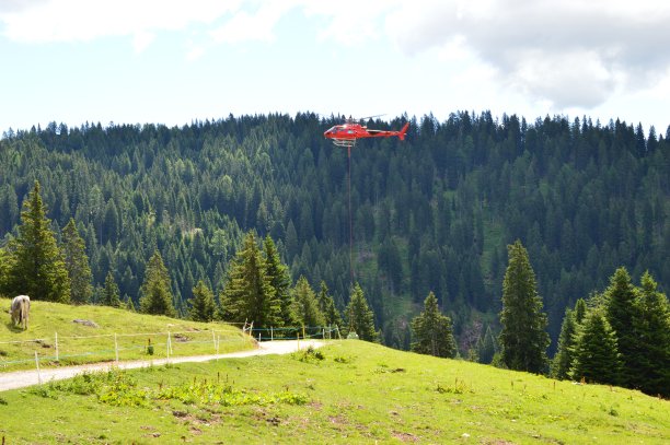 用直升机拍摄南蒂罗尔的风景图片下载