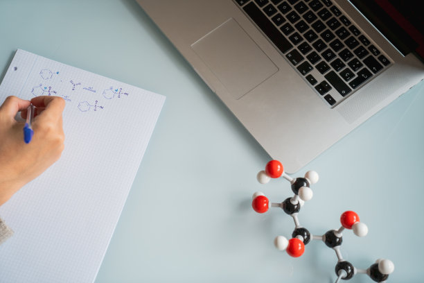 研究果糖分子模型的女性图片下载