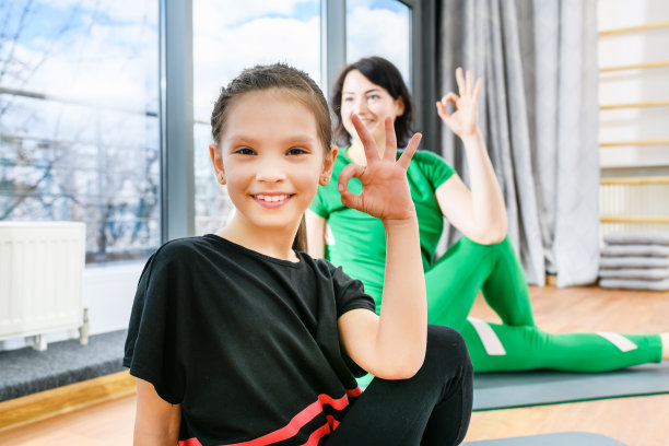 母亲和女儿在运动方面表现得不错图片下载