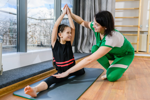 少女与女教练练习麻绳图片下载