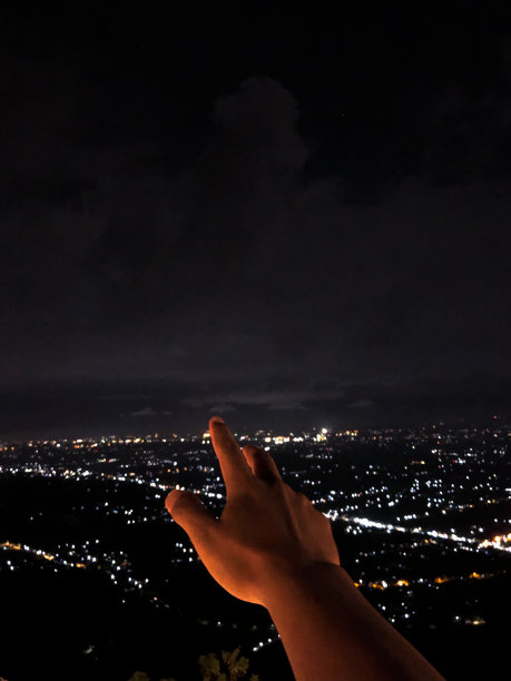 一只手和美丽的夜晚图片下载