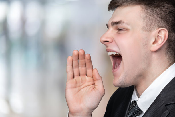 特写商人在模糊的背景下大喊。图片下载