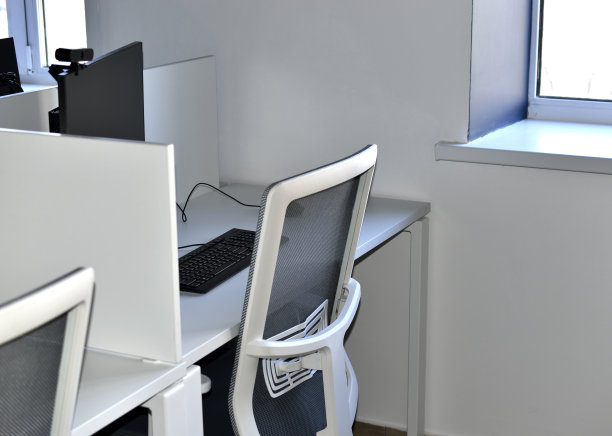 一个新的工作场所的办公室里有一台电脑和一张白色的桌子图片下载