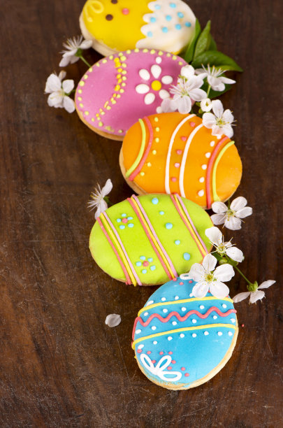 姜饼曲奇饼的颜色鸡蛋的形式在深色的木制背景。复活节快乐卡图片下载