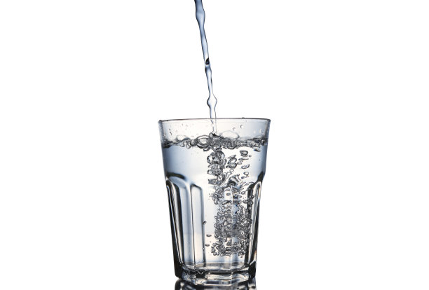把水倒进玻璃杯里，白色背景上有很多孤立的气泡图片下载