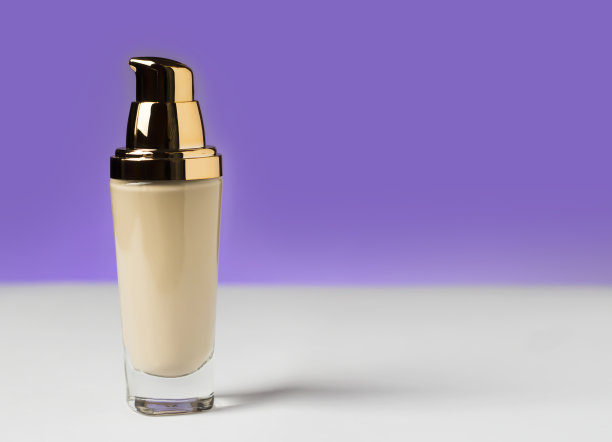 紫色背景的粉底。图片下载