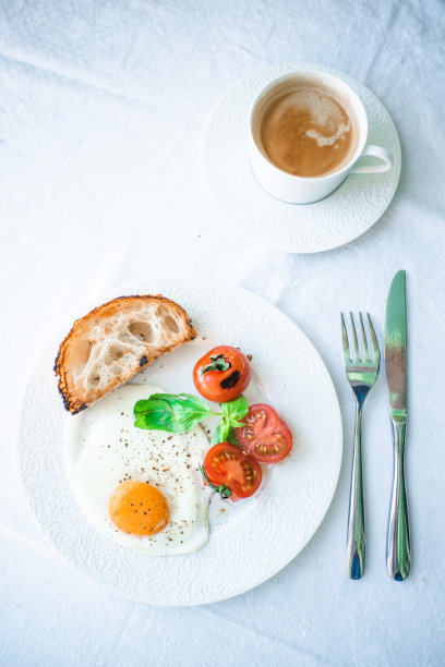 煎蛋配烤樱桃番茄和吐司。图片下载