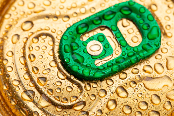 冰冷的金属啤酒罐和水滴。酒精饮料。罐装饮料。图片下载