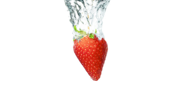 熟草莓掉进水里图片下载