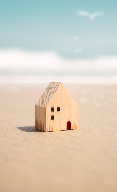 海滨别墅的概念。沙滩上的迷你木屋。度假或退休生活的目的地。夏天阳光灿烂的日子。隐喻的照片图片下载