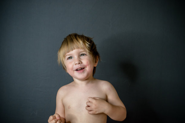 赤裸上身的男孩图片下载